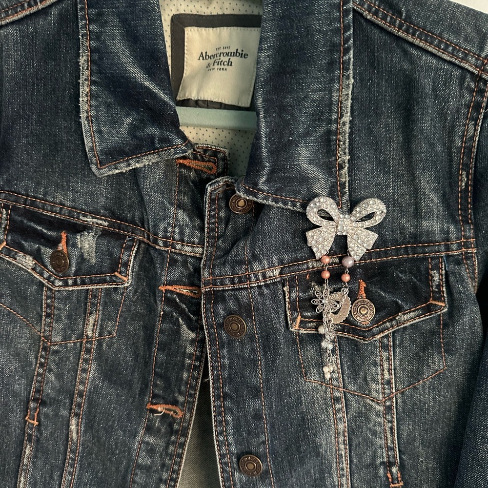 Abercrombie & Fitch Jean Jacket, Medium with Rhinestone bow pin, NWT - Picture 10 of 10